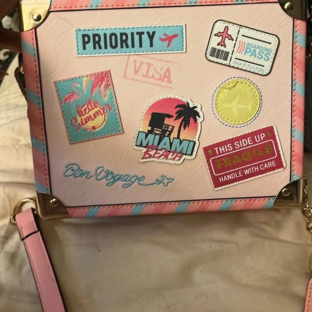 Stylish Travel-Themed Handbag with Pink and Blue Accents - Picture 7 of 10